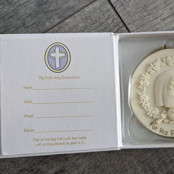 Precious Moments First communion remembrance keepsake medallion Ornament - Picture 4 of 8
